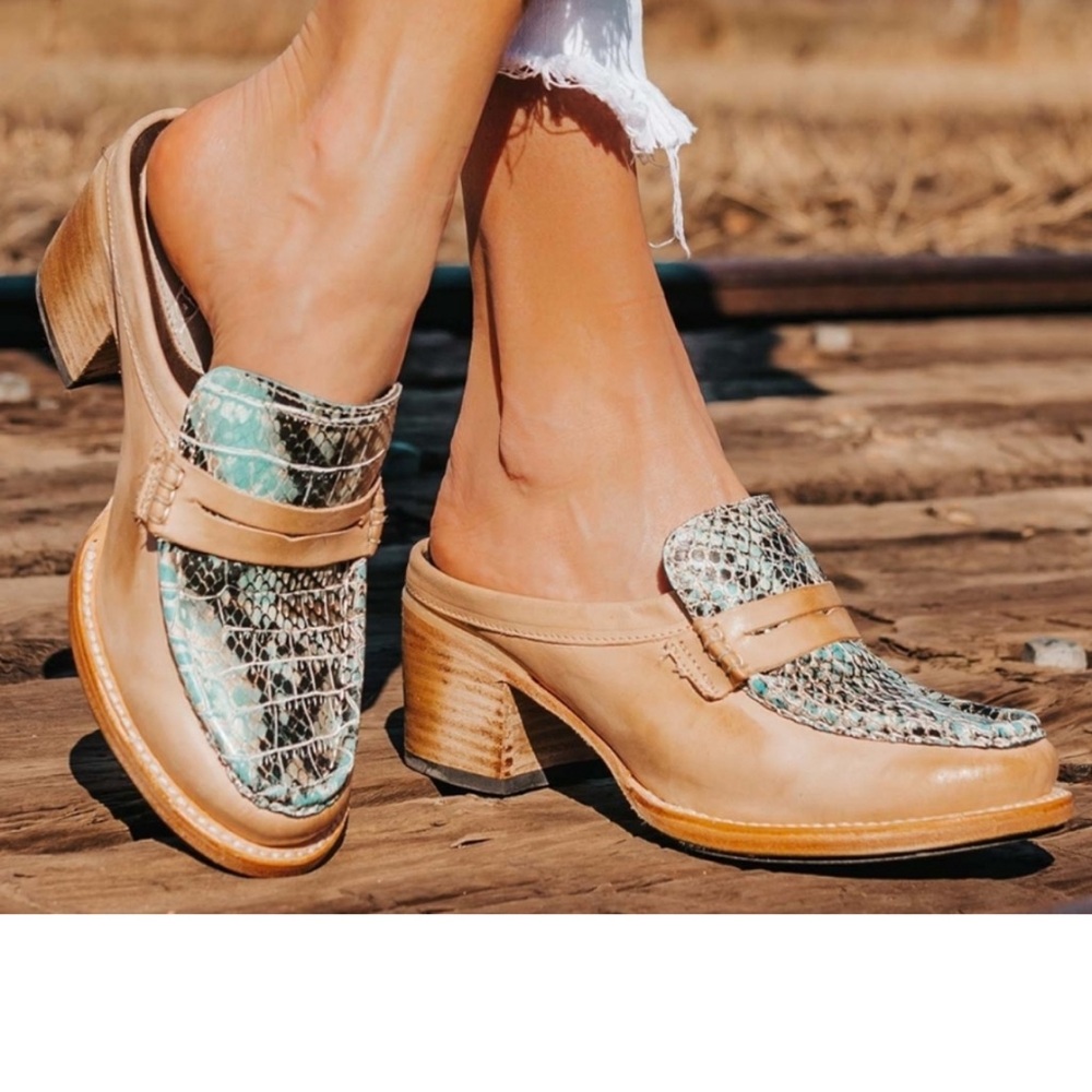 Free bird sz 9 loafer slipping snake turquoise excellent